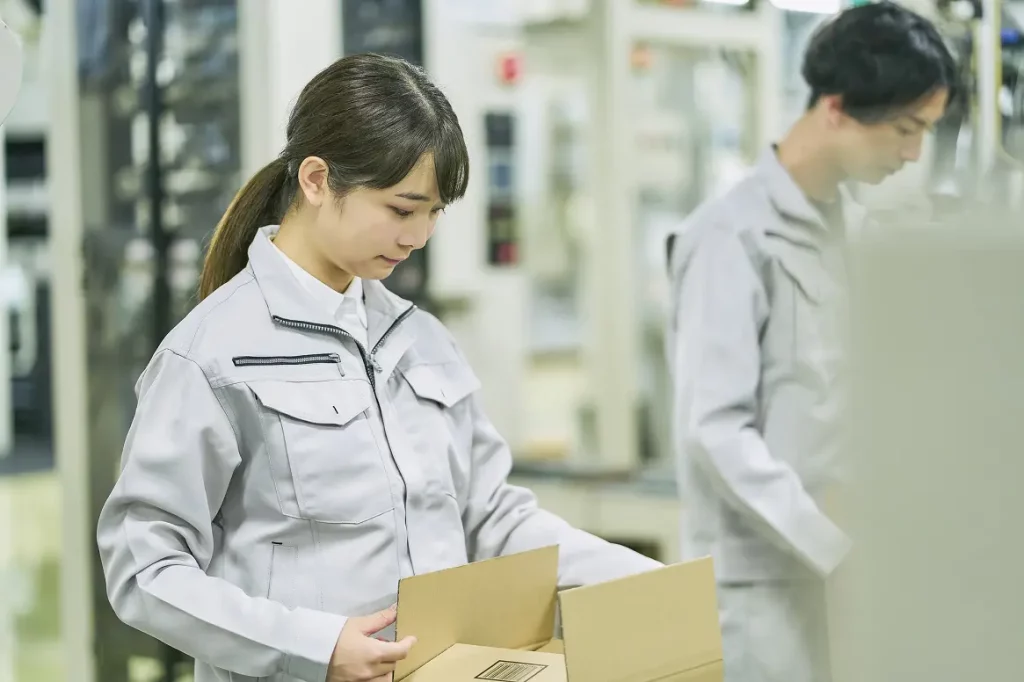 工場のライン作業のイメージ画像